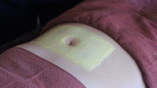 お腹のマッサージの内容です。
顔に塗るロウパックをお腹にも塗っていきます！
肌は腸内環境の鏡と言われています 