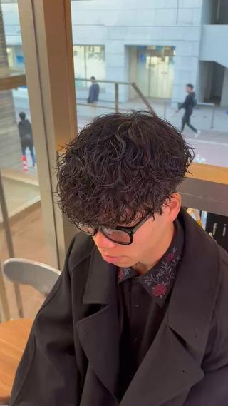 ショート パーマ メンズ 透明感カラー艶カラー 暖色カラーshionのヘアスタイル