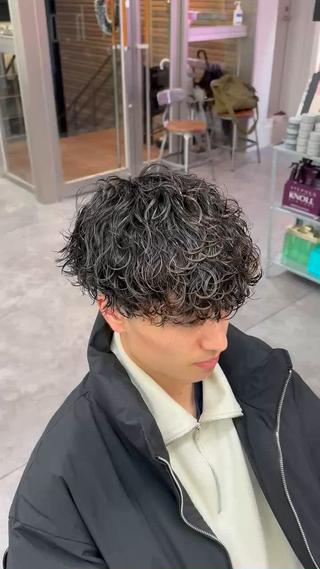 ショート パーマ メンズ 透明感カラー艶カラー 暖色カラーshionのヘアスタイル