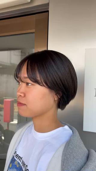 頭の丸みをいかして重みのある
ショートに仕上げました
 