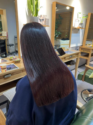 艶カラーの暖色
深みとツヤ、そして”赤”の存在感。
ガッツリ赤系、でも品は忘れない。
ブリーチなしでもこの発色◎

カラーで印象、変えてみませんか？

モデル価格で施術中です！
DMでお気軽にお問い合わせください！
 