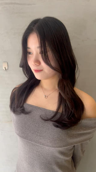 【ヨシンモリで大人可愛くは

韓国で大人気の ヨシンモリ は、小顔効果抜群のくびれヘア！ 顔まわりの動きが女性らしく、大人っぽさと可愛さを両立できます♡

 こんな方におすすめ！
 小顔に見せたい
 上品で垢抜けた印象になりたい
 コテ巻きが苦手でもおしゃれに見せたい

ブローやオイル仕上げでナチュラルにも、アイロンでしっかりカールをつけても◎ 韓国っぽヘアにしたい方はぜひ試してみてください！

 