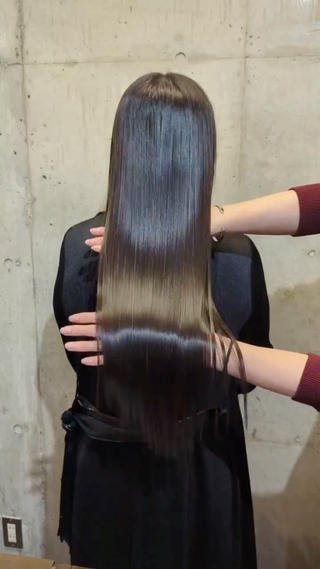 ・より多くのお客様に艶々な髪を手に入れていただきたいので新規の方をモデル様価格の11,000円で施術させて頂いてます。
・現代人の毛髪はカラーやアイロン普段の生活の摩擦で見えないダメージが沢山あります。毛髪の細胞内でタンパク質が分解され、髪が『電子』を失う事で水分や油分を保持出来ない為髪の骨格から変える必要があります。髪本来の骨格を改善『酸』『脂肪分』にフォーカスする事で内側から髪を膨らませ外側から滑らかにします。
是非施術していただき体感してみてください。 