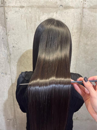 ・より多くのお客様に艶々な髪を手に入れていただきたいので新規の方をモデル様価格の11,000円で施術させて頂いてます。
・現代人の毛髪はカラーやアイロン普段の生活の摩擦で見えないダメージが沢山あります。毛髪の細胞内でタンパク質が分解され、髪が『電子』を失う事で水分や油分を保持出来ない為髪の骨格から変える必要があります。髪本来の骨格を改善『酸』『脂肪分』にフォーカスする事で内側から髪を膨らませ外側から滑らかにします。
是非施術していただき体感してみてください。 