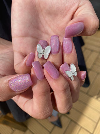 ベースにワンカラー塗って、その上からユニコーンマグネットしてるのでアートし放題のコースになります
ベースのカラーによって雰囲気変わるのでめっちゃ可愛いです♪♪
パーツは別途料金になります