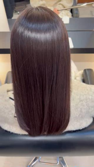 2024.11頃に美髪矯正をした後2025.1に酸熱トリートメントを施術してこの質感になれます。動画のようなツヤは数日ですがサラサラ感や手触りはより持続します！ 