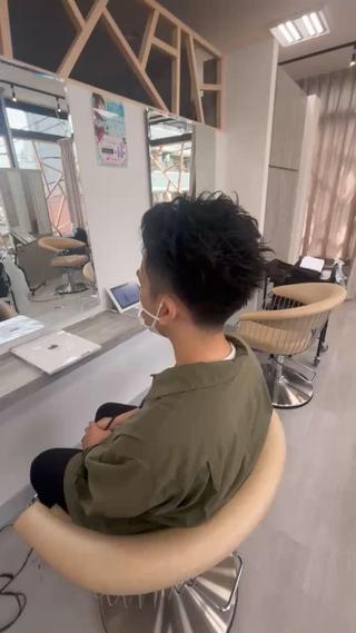 ツーブロックで広がる部分を取り、全体を軽くしています 