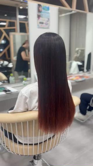 これまで他店で縮毛矯正をかけられていたお客様。
毛先がダメージ過多によりチリチリしていましたが、ご来店を重ねていただくうちにまとまりやすくなってきました 
