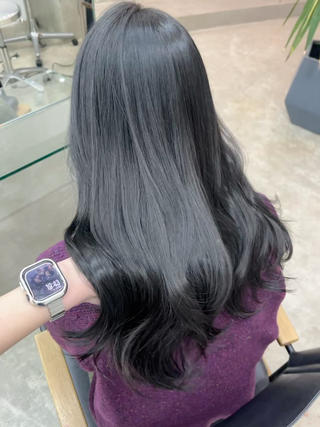 暗めグレージュ
トリートメントをしたのでツヤツヤになりました
3stepトリートメントオススメです 