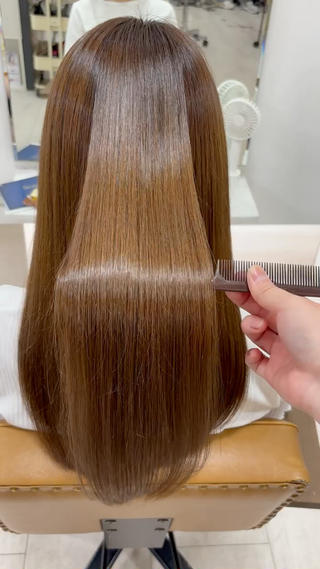 髪質改善トリートメント(シームレス)を使用。

髪質を改善することによりクセが緩やかになり、真っ直ぐになりすぎずに癖を目立たなくすることが出来ます。

縮毛矯正のようにストンとなりすぎない仕上がりが好きな方にオススメの施術です！ 
