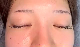 こちらは0.15と0.06mm Cの9 10 11 12  11mmを使いました。ばっちり可愛いの目元を演出したデザイン。ラッシュリフト0.15とボリュームラッシュ0.06mmを組み合わせた施術で、まつげがよりきれいに揃っていますね。このように、コーティング剤を使用して束感を作り、目をぱっちりと見せるの人気デザインです。目の縦幅が強調されながら、アイライン効果もばっちりで目元の印象が際立っています。 