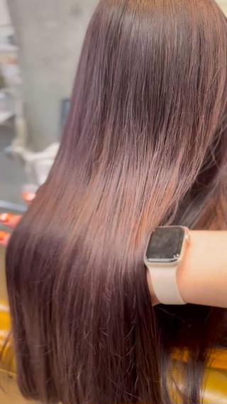 シルキーエンザイムというアウトバストリートメントを使っています。

透明感カラーとaujuaトリートメントとの相性が抜群です！ 