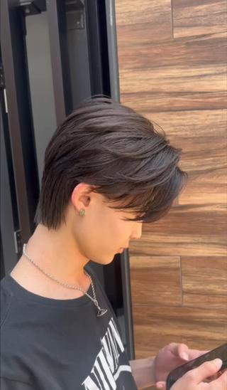 韓国風デザインに多い
ハイウエイトの設定のバックから
襟足を締まるようにカットしたスタイル

長さや重さ質感などは
お客様の髪質や骨格に合わせて
一人一人オーダーメイドでスタイル提案させて頂きます 