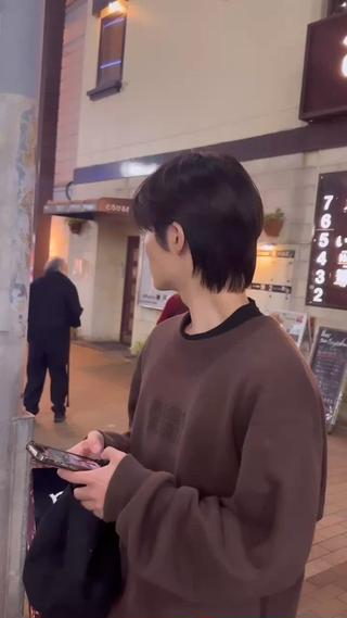 韓国風デザインに多い
ハイウエイトの設定のバックから
襟足を締まるようにカットしたスタイル

長さや重さ質感などは
お客様の髪質や骨格に合わせて
一人一人オーダーメイドでスタイル提案させて頂きます 