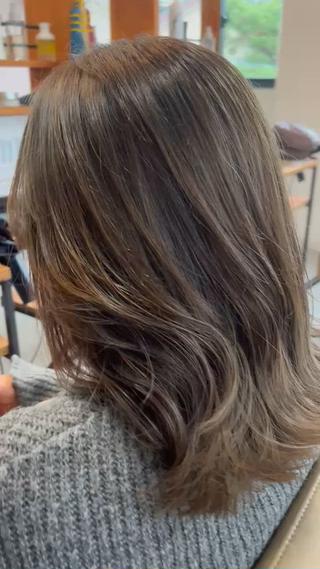 ミディアム×ブリーチオンカラー×グレージュ
高濃度水素カラーツヤツヤ☆
※高濃度水素カラーは別料金頂いております。 