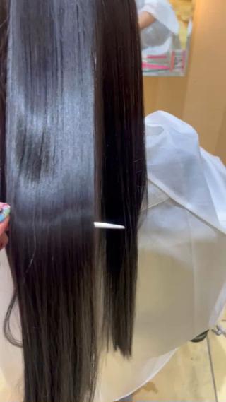 腰下まであるカラーもストレートもしてない髪の毛を髪質改善ストレートしました！！！
自然な感じでさら艶になり大成功、！！ 