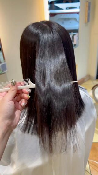 艶が出て、くせも真っ直ぐになり、広がりもおさまる髪質改善ストレートです！！
とっても綺麗でさらさらになります！
 