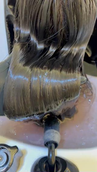 髪質改善×艶カラーで、こんなに柔らかくなります！！
さらに、内部浸透型トリートメントで最強の髪の毛へ！ 