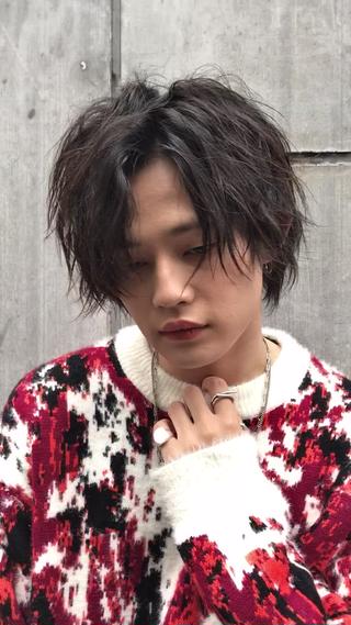 【雰囲気バツグンツイスパルードウルフ】
全体的に長めに残したウルフにツイストスパイラルパーマで動きをプラス。
前髪を下ろしてウザバングにしても、上げてセンターパートにしても 