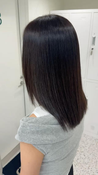 ブリーチした髪でもストレートすることが可能です！
ダメージを負ってしまった髪でも適切な配合で塗り分けると艶々にすることができます！ 