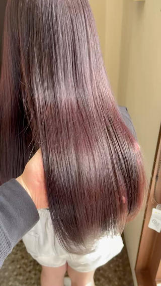 チェリーレッド
大人かわいい深みのあるカラーです！
暖色系のカラーは染めれば染めるほど深く、濃く、艶が出てとてもかわいいカラーです。ブリーチしたくない方でも綺麗な色味が出やすいカラーなので是非色で遊びたい方おすすめですよ！

また色持ちも良いカラーなのですぐ色が抜けちゃう、、
なかなか美容院に行けない、、
ダメージ気になるけど綺麗な色にしたい！！
カラーしたな！って感じが欲しい！

一つでも当てハマる方一度お試しください♪ 