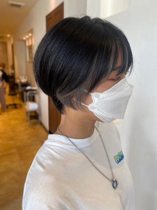 ショート×インナーカラーのオシャレスタイル！
チラリと見えるオシャレカラー 