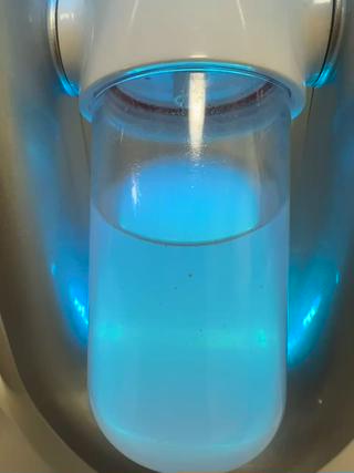 ハイドラ毛穴洗浄で吸い出した毛穴の汚れです。
鼻に詰まっていた角栓がぷかぷか浮いてます 