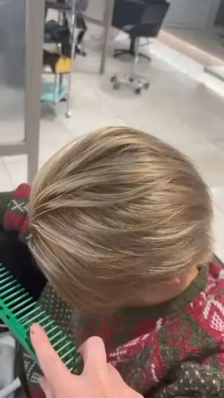 外国人風カラー
ナチュラルなローライトでより海外の人のような髪の毛に
 