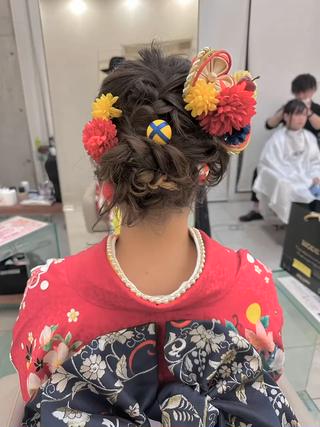 ご成人の皆様成人式おめでとう御座います

今年のオーダーランキング1位は編み下ろしアレンジが多かったです

ツインテールやねじり編みこみセットアップも可愛かったです♪

素敵なイベントに携われてありがとうございました♪

来年度のご予約も絶賛受け付けておりますので、
詳細などはDMまで

#成人式2025受付中 
#武庫之荘成人式
#尼崎成人式
#伊丹成人式
#成人式ヘア 
#成人式前撮り 
#髪飾り
#胡蝶蘭ヘア 
#金箔アレンジ 
#編みおろし 
#編み込み
#セットアップ 