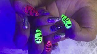 #お正月ネイル　#寅年ネイル　#ネオンネイル
#デザインネイル2022 #お正月ネイル2022

暗いところで光るネオンネイル！
#キャバ嬢　#クラブ　
#派手ネイル  