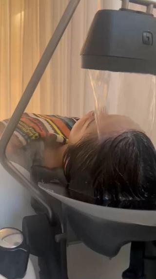 頭身浴の施術風景。
アーユルヴェーダのような感覚で心も体も解きほぐされ快感を 