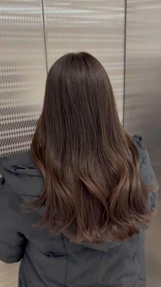 ニュアンスのゆるっとした巻きが可愛い♡！！！！

透明感カラーと相性抜群です

ぜひ一度お任せください 