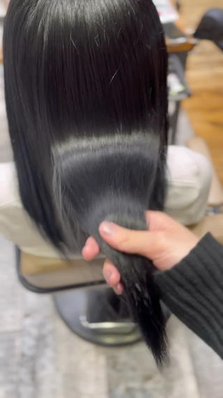 ブルーブラックにされたいお客様にさせて頂きました。
いつもブルーブラックを入れていて青は色落ちが早くすぐ落ちてしまうとの事で、色が落ちにくいようなカラーを選ばせていただきました。
光に当たるとネイビーブルーのような濃い青に光るのでとてま艶やかできれいなカラーになっております。