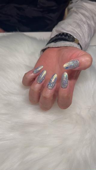 とっても可愛いオーロラフィルムネイル
グリッターグラデーションで更に夏っぽく✧*｡ 