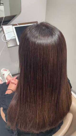今回は根元リタッチのみで、なるべく境目が目立たないよう調節しました
3 step トリートメントをさせて頂いたのでサラツヤです~‎ 