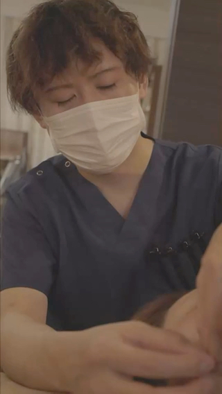 美容鍼初めての方へ
美容鍼の施術風景です。