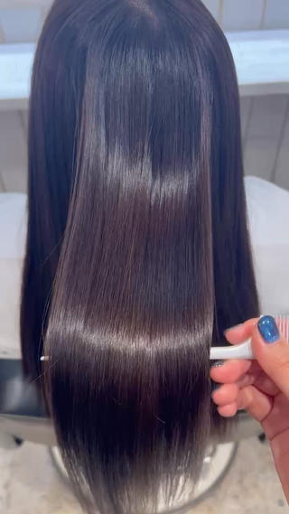 ラベンダーブラウン
トーンダウンしつつ色味を入れました!!
カラー後の色落ちが気になる方におすすめです