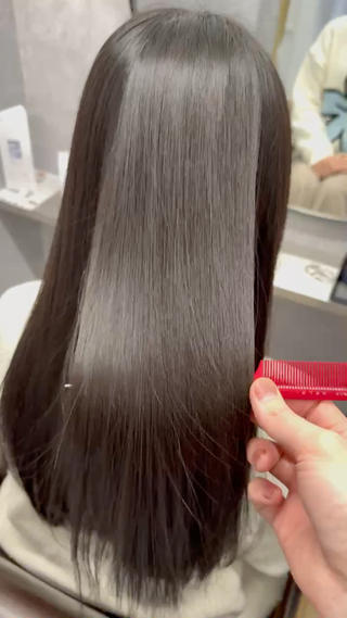 【一度の施術でここまで出る艶。理由があります】
使う薬剤のpH、前処理・後処理のバランス、熱の入れ方。
すべてに意図があり、どこを切り取っても“狙って出したツヤ”です。
トリートメントだけでなく、カラーやアイロンの工程ひとつひとつが影響します。
髪の履歴が複雑でも、諦めずに丁寧に積み重ねれば必ずここまでいける。
「ただ綺麗」じゃなく「理論に裏付けされた美しさ」を。
#本物の艶髪 #ケミカル知識 #美容師の技術力 #髪質改善のプロ 