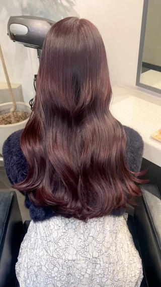 発色しっかり、オレンジ味も抑えて深みのある艶々ボルドーに
ワンカラーでできる暖色なので初カラーにもおすすめです
(ベースが暗い方はブリーチなしダブルカラーがおすすめ) 