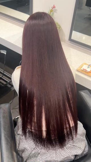 高発色だけどこっくり深みもあるチェリーレッド
お顔が明るく見え、髪も艶感アップ！
ブリーチなしダブルカラーか、ベースが明るい方ならワンカラーで叶います 