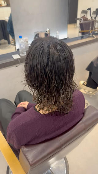 スパイラルパーマとは?
ロッドをらせん状に巻きつけてかけるパーマで、
縦に落ちる立体的なカールが特徴です。
動きのあるスタイルにしたい方
ボリュームを出したい方
無造作・ストリート系が好きな方
セットを楽にしたい方
におすすめ◎
通常のパーマよりもカールがしっかり出やすく、
濡らしてワックスやムースを揉み込むだけで簡単にスタイリングできます。
強めにかければ個性的に、
ゆるめにかければナチュラルな質感にも調整可能です。
イメチェンしたい方、ぜひお任せください