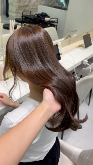 カラー Lond Melia所属・あいり／艶髪 、透明感カラー🩶のヘアスタイル