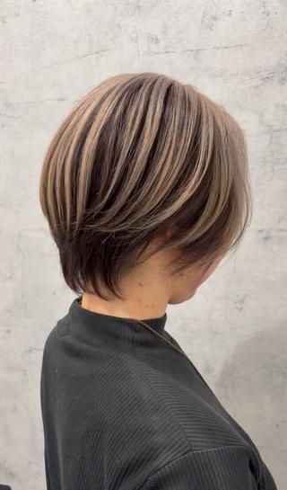 アンブレラカラーで落ちてきた毛先の筋感と、動きが出るようにカットしてます︎

ブリーチ1回でできるカラーになります◎ 