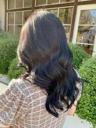 ダークグレージュ

トーンは暗めのカラーですが、光が当たった時は少し透明感がでるように

あまり明るく出来ない方や就活生にもオススメです♪♪ 