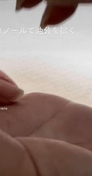 オーダーチップの裏面につける粘着力動画です。　　　

とれない場合は、お湯につけてとるタイプになります。

テープ状よりは、つきが良いです。 