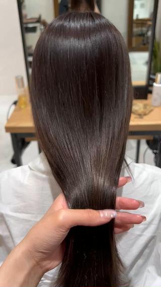 ブリーチなしカラー
透明感と柔らかさのある
グレージュカラーです 