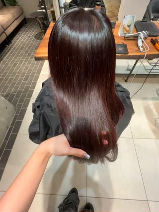 ️レッドブラウンカラー＋縮毛矯正でサラサラ髪に️

縮毛矯正をかけた後にカラーをするのでダメージが少なくとも出るかと思います。
なのでトリートメントやトリートメント効果のあるカラー材【イルミナカラー、アディクシー、シアトネカラー】を使用することをお勧めしております！+¥1100料金が発生いたします。

光に当たってわかるレッドブラウンカラーがたまらなく可愛い

皆様も夏に向けて暖色カラー，寒色カラー、ハイトーンしませんか？️ 