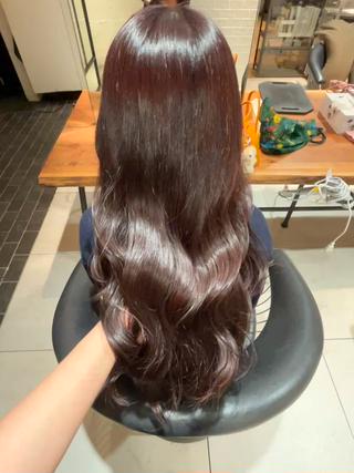レッドブラウンカラー

落ち着いた雰囲気でも、レッドカラーをいれたので
雰囲気を変えたい！でも落ち着いたカラーがしたいという方におすすめ

上品な巻き髪もしたのでもっとかわいい
ぜひこのカラーもおすすめです

元々のベーストーンは8トーンになります 