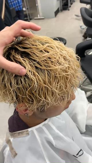 波巻きスパイラル/波巻きツイストスパイラル/ツイストスパイラル/ツイスパ/無造作/メンズパーマ/メンズカット/センターパート/マッシュ/メンズ/プードルパーマ/ニュアンスパーマ/メッシュ/ハイライト/ツーブロック/渋谷/渋谷美容室/縮毛矯正/ストレート 