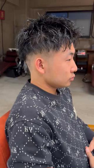 スパイキーショートのベースにツイストスパイラルパーマ 